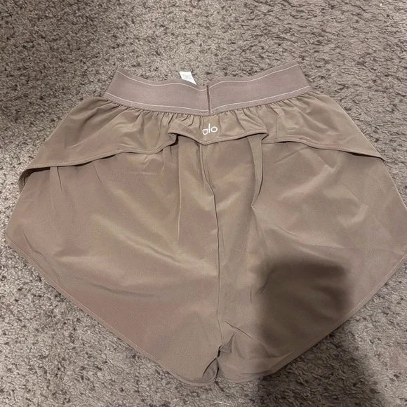 ALO Yoga match point Shorts- light cocoa - Picture 2 of 3